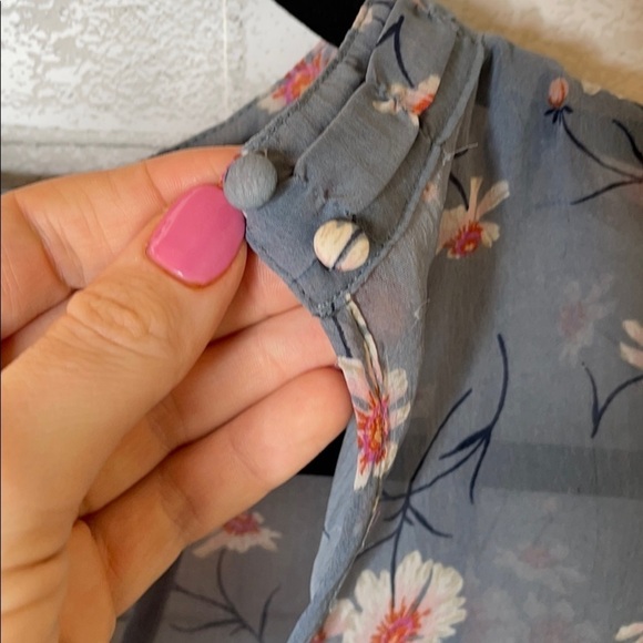 American Eagle Blue Floral Keyhole Top - Picture 13 of 14